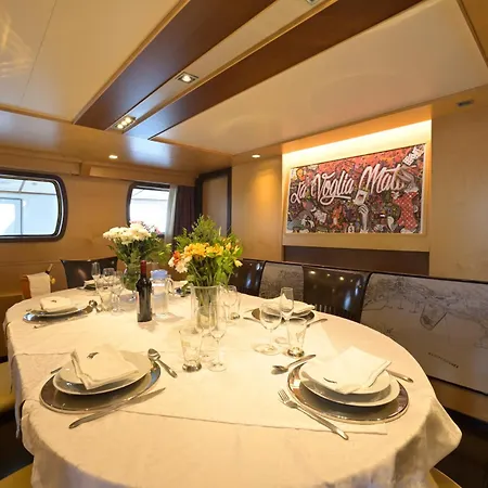 La Voglia Matta Hotel en barco