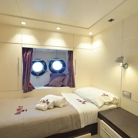 La Voglia Matta Hotel en barco Mónaco