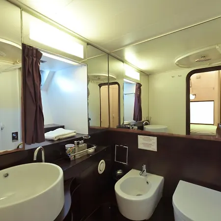 Hotel en barco La Voglia Matta Mónaco